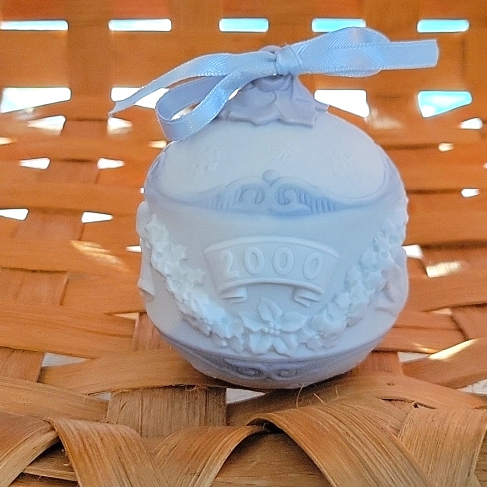 2000 LLARDO CHRISTMAS BALL